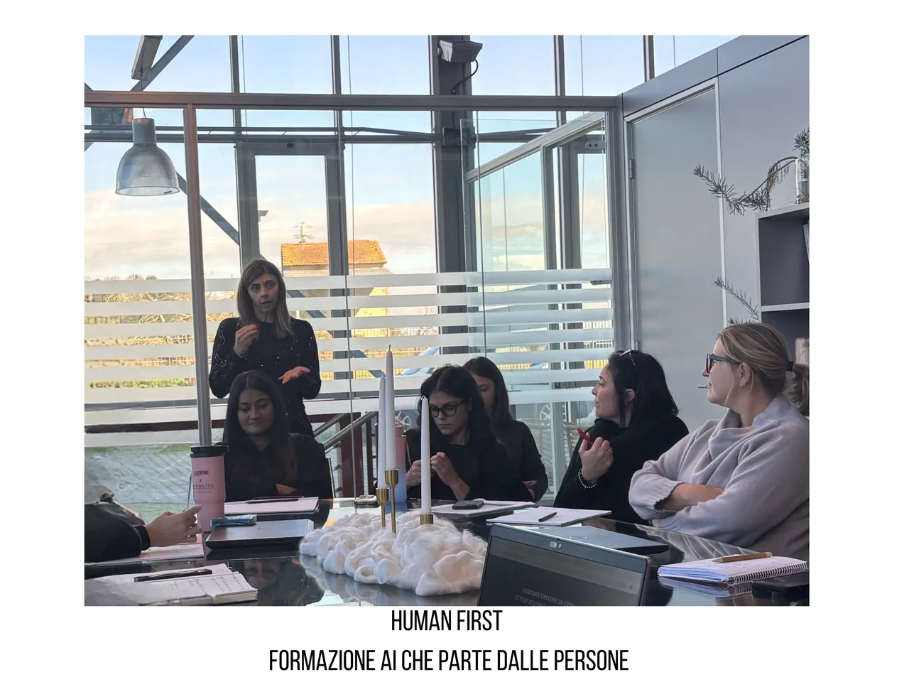 Silvia Rinaldi conduce un laboratorio con persone attorno a un tavolo