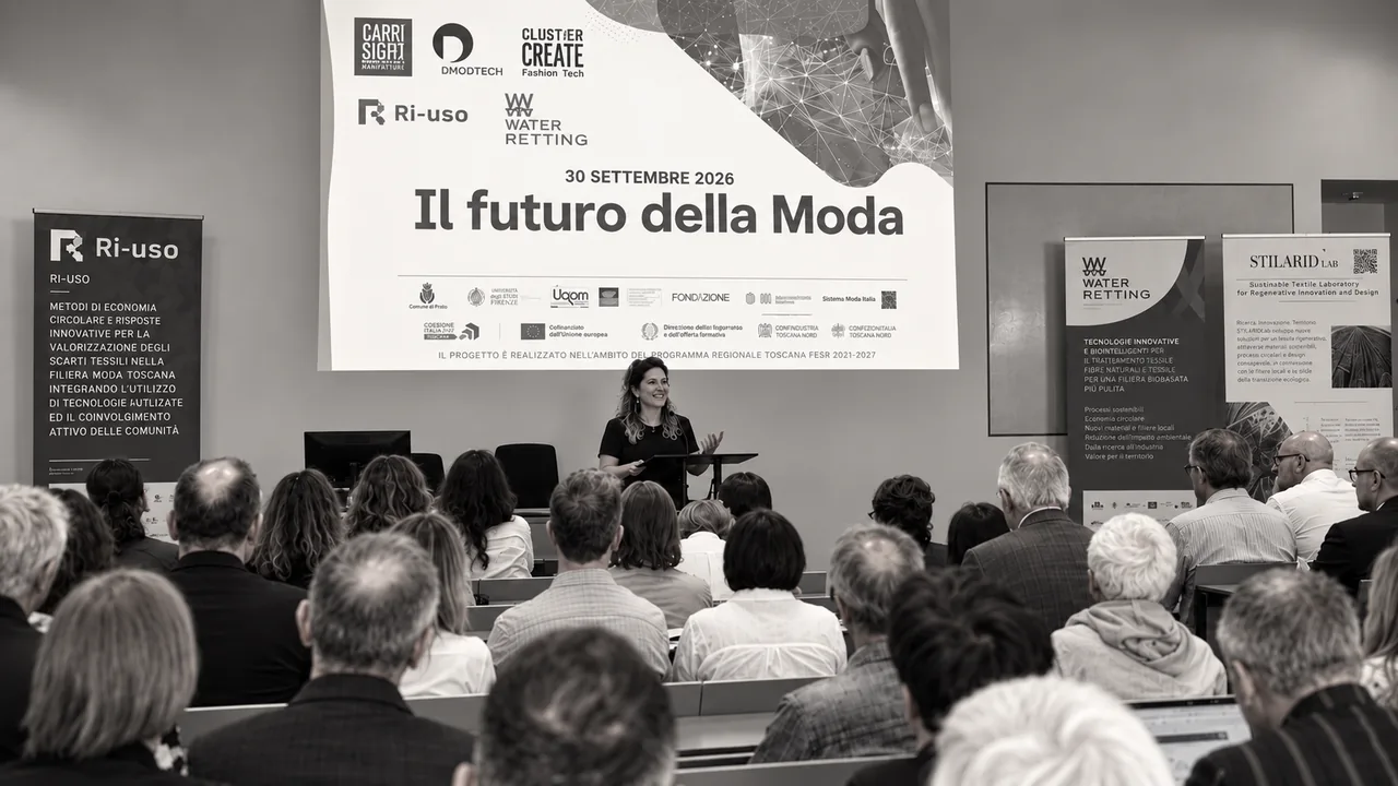 Immagine illustrativa di una relatrice davanti a un pubblico, rielaborata con AI